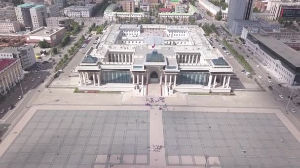 Mongólia, Ulaanbaatar. Palácio do Governo, Praça Chinggis (Praça SuheBator ) — Vídeo de Stock