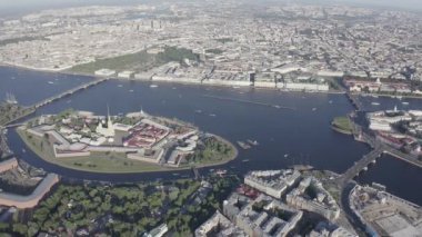 Saint-Petersburg, Rusya. Neva Nehri. Hare Adası ve Artelery Adası 'nın panoramik hava manzarası. Peter-Pavel 'in Kalesi. Üçlemeci Köprüsü. Vasilyevsky Adası 'nın tükürüğü. 4K