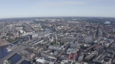 Stockholm, İsveç. Şehir merkezinin panoramik hava görüntüsü. 4K