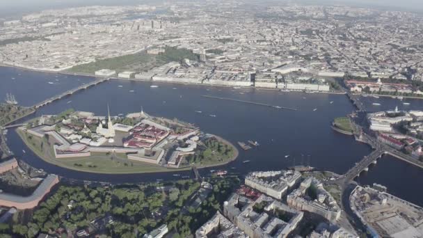 俄罗斯圣彼得堡Saint -Petersburg, Russia.涅瓦河。哈尔岛和阿尔泰里岛的全景航空图。彼得-帕维尔的要塞崔妮蒂大桥瓦西里耶夫斯基岛的吐口水4K — 图库视频影像