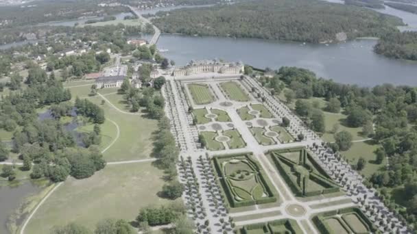 Stockholm, İsveç. Drottningholm. Drottningholms Slott. Çin pavyonu, tiyatrosu ve bahçeleri olan iyi korunmuş bir kraliyet konutu. 4K — Stok video