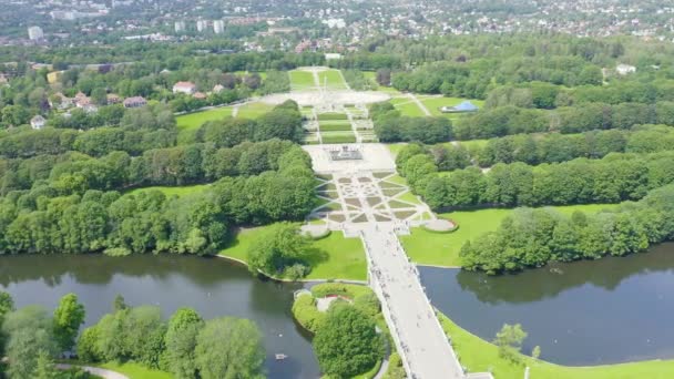 Oslo, Norvegia. Parcul Public Frogner cu bulevard de sculpturi sub numele general - Vigeland Sculpture Park - Vigelandsparken. 4K — Videoclip de stoc