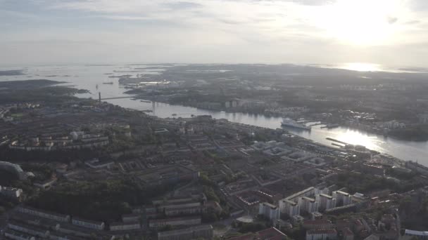 Gothenburg, Švédsko. Trajekt StenaLine projíždí podél řeky. Panorama města a řeky Goeta Elv. 4K — Stock video