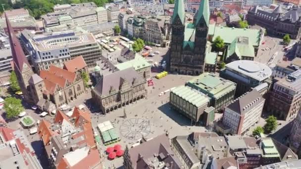 Bremen, Alemania. Plaza del Mercado de Bremen (Bremer Marktplatz), Catedral de Bremen (St. Petri Dom Bremen). Vista en vuelo. 4K — Vídeos de Stock