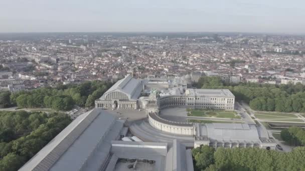 Bruselas, Bélgica. Parque del Cincuentenario. Park Senkantoner. El Arco del Triunfo de Bruselas (Puerta de Bruselas). 4K — Vídeo de stock