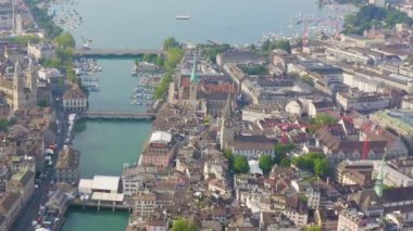 Dolly zoom. Zürih, İsviçre. Gökyüzünden şehrin panoraması. Zürih Gölü manzarası. Limmat Nehri Sona Erişim Alanı, St. Peter Kilisesi, Fraumunster Kilisesi