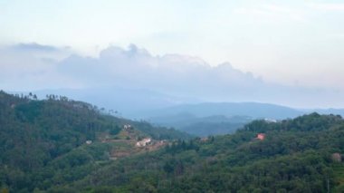 İtalya, ormanla kaplı dağlarda gün batımı. Zaman aşımı. 4K