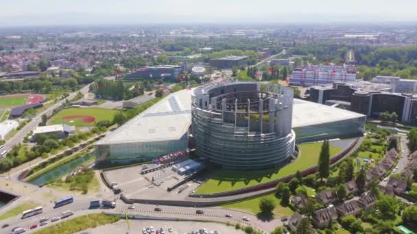 Estrasburgo, França. O complexo de edifícios é o Parlamento Europeu, o Tribunal Europeu dos Direitos do Homem, o Palácio da Europa. 4K — Vídeo de Stock