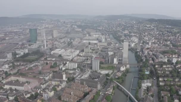 Zürih, İsviçre. Gökyüzünden şehrin panoraması. Gewerbeschule bölgesi, Limmat nehri. 4K — Stok video