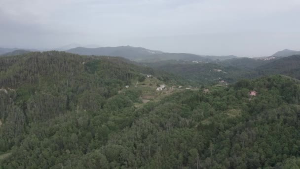 İtalya. Orman, dağlarla ve villalarla kaplıydı. Liguria Bölgesi 'ndeki Pignone bölgesi, La Spezia ili' ne bağlı. 4K — Stok video