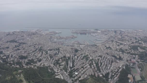 Gênes, Italie. Partie centrale de la ville, vue aérienne. Navires dans le port. 4K — Video