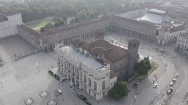 Torino, İtalya. Şehrin üzerinde uçuş. Tarihi merkez, üst görünüm. Palazzo Mona. 4K