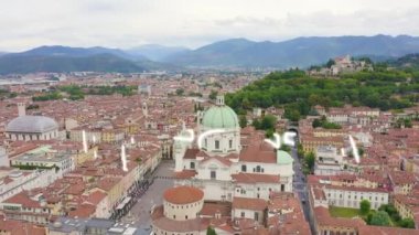 Brescia, İtalya. Santa Maria Assunta Katedrali. Bulutlu havada şehrin üzerinde uçmak. 4K
