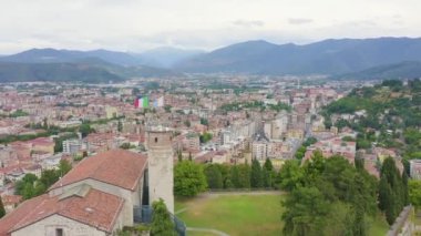 Dolly zoom. Brescia, İtalya. Castello di Brescia. Bulutlu havada şehrin üzerinde uçmak
