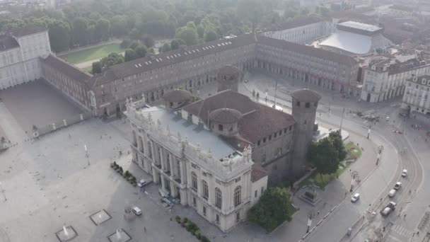 Turim, Itália. Voar sobre a cidade. Centro histórico, vista superior. Palazzo Madama. 4K — Vídeo de Stock
