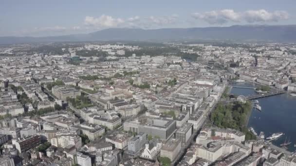 Cenevre, İsviçre. Sabah saatlerinde şehrin merkez kısmının üzerinde uçuyorlar. 4K — Stok video