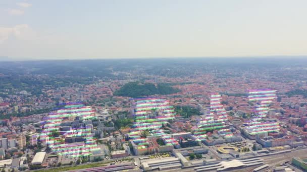 Graz, Austria. Zabytkowy widok z lotu ptaka. Góra Schlossberg (wzgórze zamkowe). 4K — Wideo stockowe