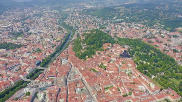 Graz, Oostenrijk. Het historische centrum luchtfoto uitzicht. De berg Schlossberg (Kasteelheuvel). 4K — Stockvideo