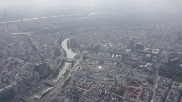 Viena, Austria. Vuelo sobre el centro histórico de Viena. Canal Donaucanal. 4K — Vídeos de Stock