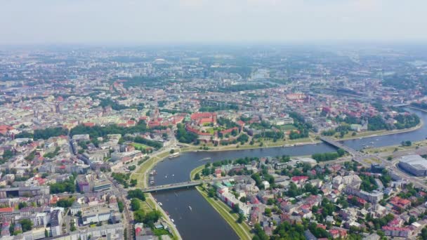 Krakow, Polonya. Wawel Kalesi. Vistula Nehri 'ndeki gemiler. Tarihi merkezin manzarası. 4K — Stok video