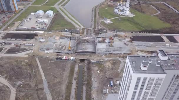 Ekaterinburg, Russia. La costruzione di un ponte sul fiume. Nuova area di costruzione Akademicheskiy (Accademico). 4K — Video Stock