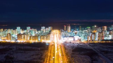 Ekaterinburg, Rusya. Havadan gelen hipervane. Bir yerleşim bölgesinde bir gece. Aydınlatılmış bir yolda arabalarla uçmak