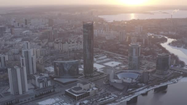 Ekaterinburg, Rusya. Şehir merkezi, şehir göletinin Embankment 'ı. Erken bahar gökdelenleri. Gün batımı zamanı. 4K — Stok video