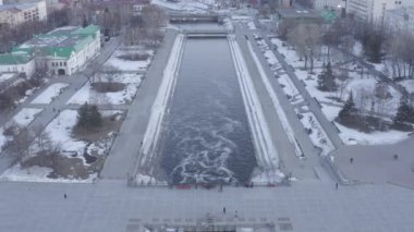 Yekaterinburg, Rusya. Şehir merkezi. Iset Nehri, yürüyüş alanı. Baharın başında. Gün batımı zamanı. 4K
