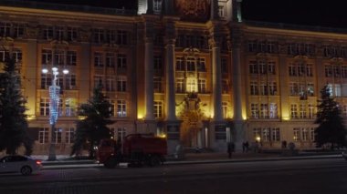 Ekaterinburg, Rusya - 23 Mart 2020: Şehir İdaresi (City Hall) merkez meydanı 1905. Baharın başında gece şehri. Video kaydı. UltraHD (4K)