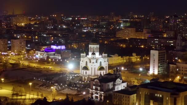 ドリーズームだ。ロシアのエカテリンブルク。血の寺。早春の夜市 — ストック動画