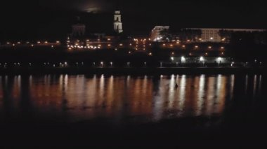Perma, Rusya. Sokak - Perm şehrinde Komsomolsky Prospect ve Kama Nehri Embankment. Gece şehri, hava manzarası. 4K