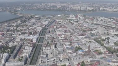 Kazan, Rusya. Kremlin ile Kazan şehrinin panoramik manzarası. Çeşmeli Bulak Nehri. 4K