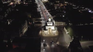 Rusya, Vladimir. Gece şehri havadan. Altın Kapı (Vladimir). 4K