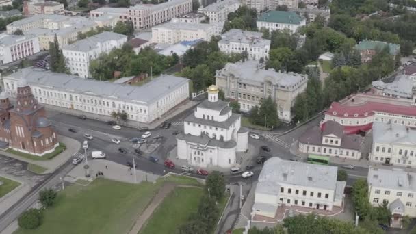 Rusya, Vladimir. Şehrin üzerinde uçuş. Şehrin en önemli eğlencelerinden biri Altın Kapı 'dır. 4K — Stok video