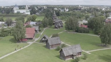 Suzdal, Rusya. Uçuş. Tahta yel değirmenleri, Kozlyatyevo köyünden Dönüşüm Kilisesi, Patakino köyünden Diriliş Kilisesi. 4K