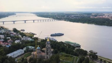 Kostroma, Rusya. Volga üzerinde uçuş. Yolcu gemisi iskeleden ayrılıyor, Gökkuşağı. 4K