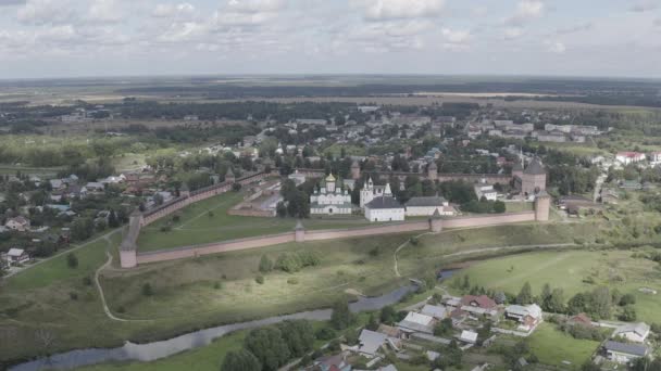 Suzdal, Rússia. Voo. O Mosteiro Salvador de Santo Eutímio é um mosteiro em Suzdal, fundado em 1352. 4K — Vídeo de Stock