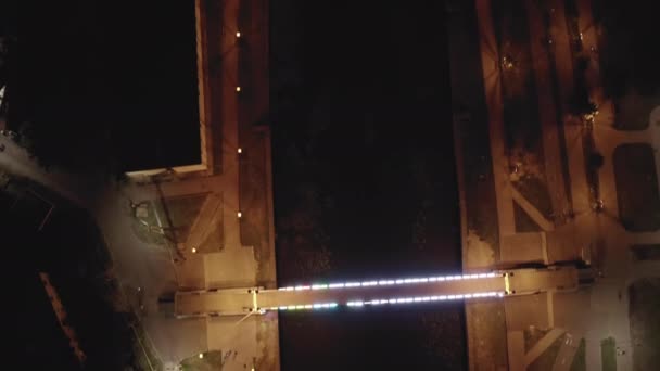 ロシアのイヴァノヴォ。イヴァノヴォ市内中心部、ウヴォド川の堤防上の夜間飛行。4K — ストック動画