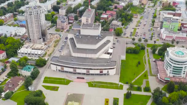 Ivanovo, Rusia. Vuelo sobre el centro de la ciudad. Teatro Regional Dramático Ivanovo. 4K — Vídeo de stock