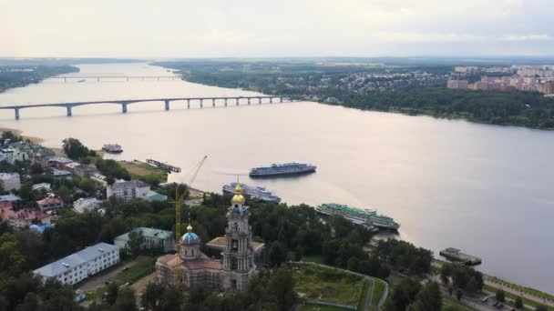 Kostroma, Rússia. Voar sobre o Volga. O cruzeiro parte do cais, arco-íris. 4K — Vídeo de Stock