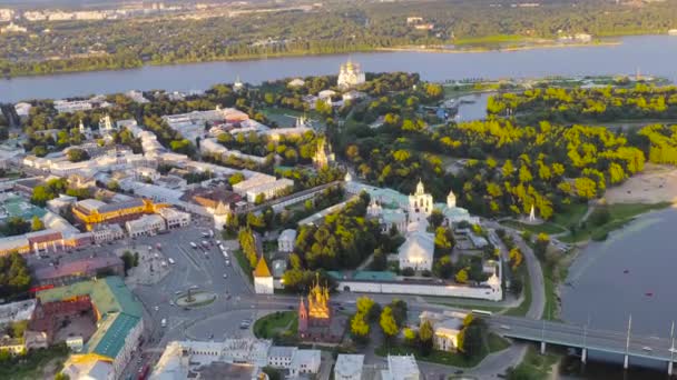 Yaroslavl, Ryssland. Yaroslavl Spaso-Preobrazhensky kloster (Spaso-Yaroslavl kloster) - en gammal män kloster i Jaroslavl. Dags för solnedgång. 4K — Stockvideo