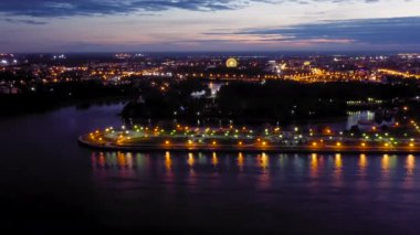 Yaroslavl, Rusya. Strelka (Spit), Kotorosl Volga Nehri 'ne akar. Gün batımından sonra şehir ışıkları, alacakaranlık. 4K