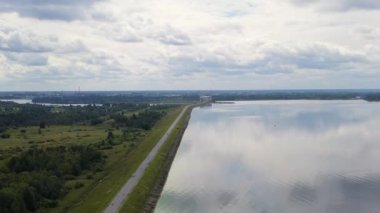 Rybinsk, Rusya. Rybinsk hidroelektrik santralinin hava görüntüsü. 4K