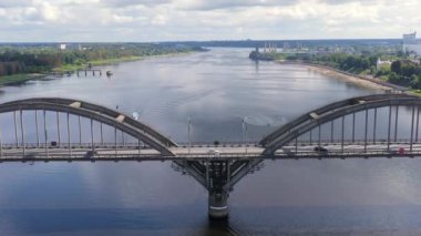 Rybinsk, Rusya. Rybinsk Köprüsü. Volga Nehri üzerindeki köprü, Rybinsk şehrinde, Yaroslavl bölgesinde. 4K