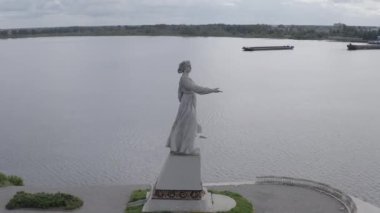 Rybinsk, Rusya. Volga Ana 'nın heykeli. Sistem Rybinsk rezervuarını kilitliyor. 4K