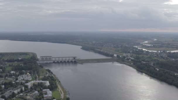 Uglich, Rússia. Usina hidrelétrica de Uglich e Uglich Pound Lock. 4K — Vídeo de Stock