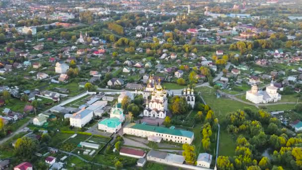 Pereslavl-Zalessky, Russie. Monastère Saint-Nicolas Pereslavsky. Le couvent. À la lumière du soleil couchant. 4K — Video