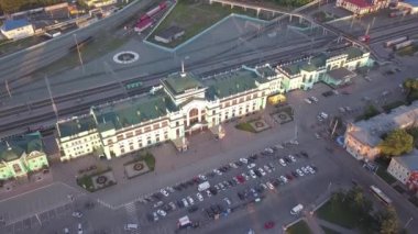 Omsk şehrinin merkez tren istasyonu. İstasyon binası. Gün batımı. - Rusya. 4K