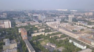 Novosibirsk şehrinin panoraması. Köprüleri ve kadın doğumu manzarası. - Rusya. 4K