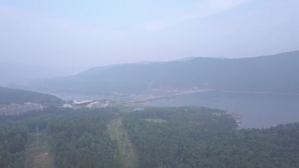 Yenisei Nehri üzerindeki Krasnoyarsk hidroelektrik santrali. - Rusya. 4K — Stok video